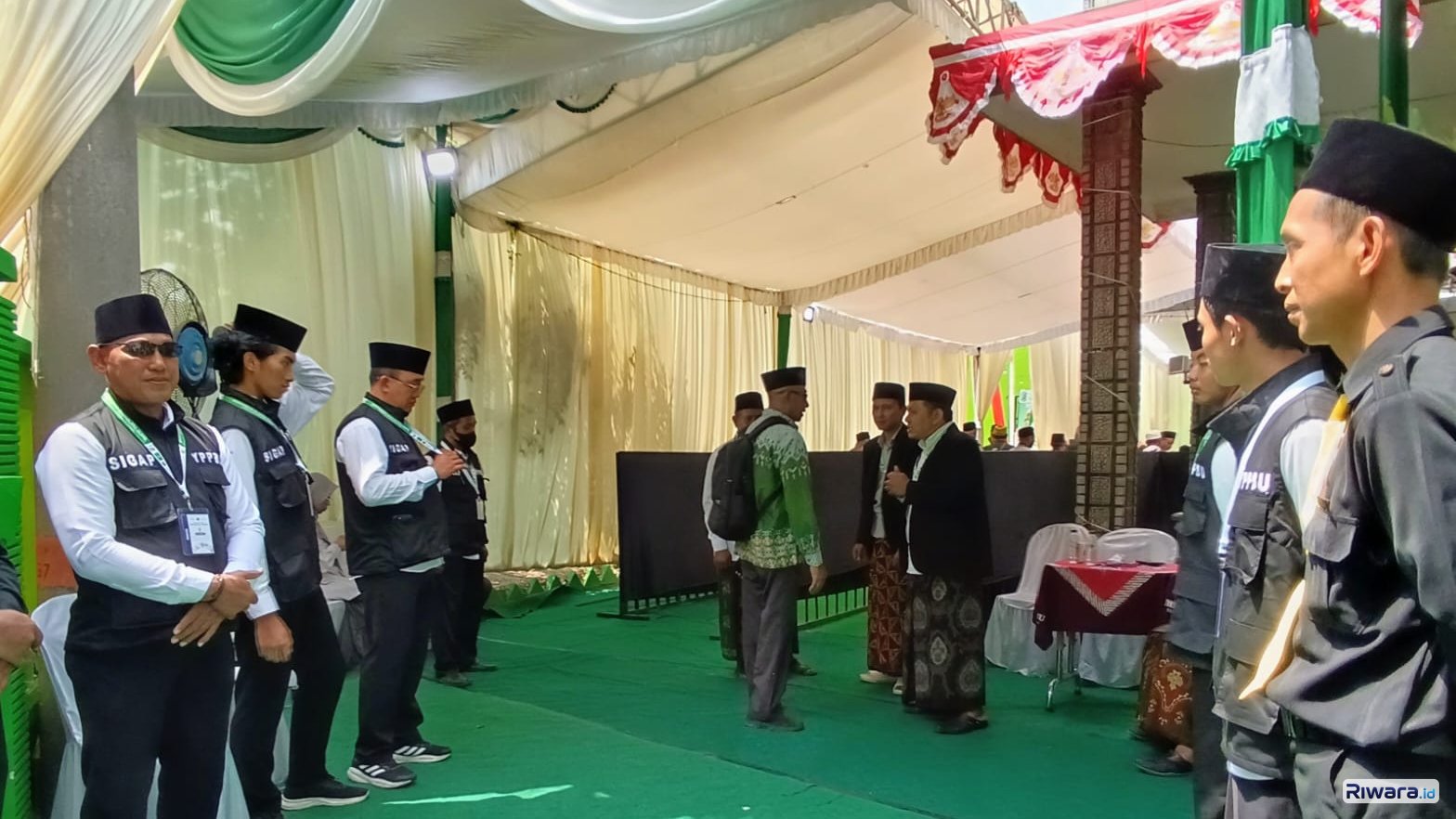 Suasana di pintu masuk tempat pendaftaran peserta Muktamar ke-35 NU di Pondok Pesantren Bahrul Ulum Tambakberas Jombang Rabu 26 Agustus 2026